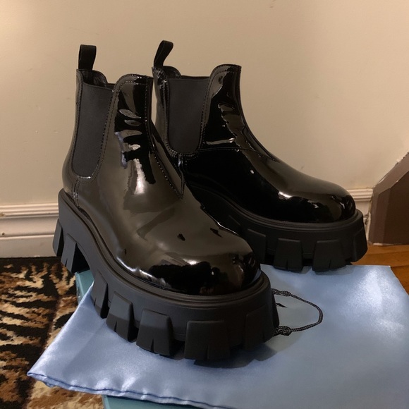 *SOLD* Lug Chelsea boot - Picture 1 of 6